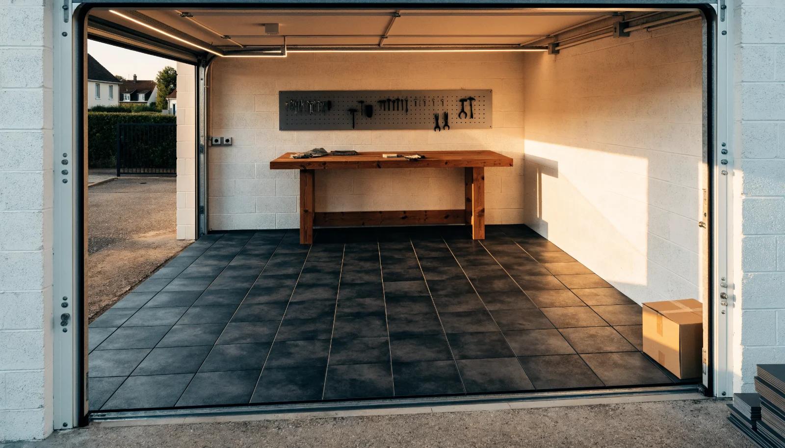 Garage de pavillon am&eacute;nag&eacute; en atelier avec un sol en dalles clipsables gris anthracite