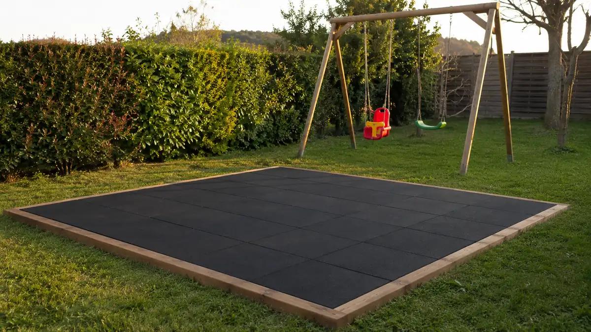 Surface de dalles amortissantes termin&eacute;e avec bordure de maintien