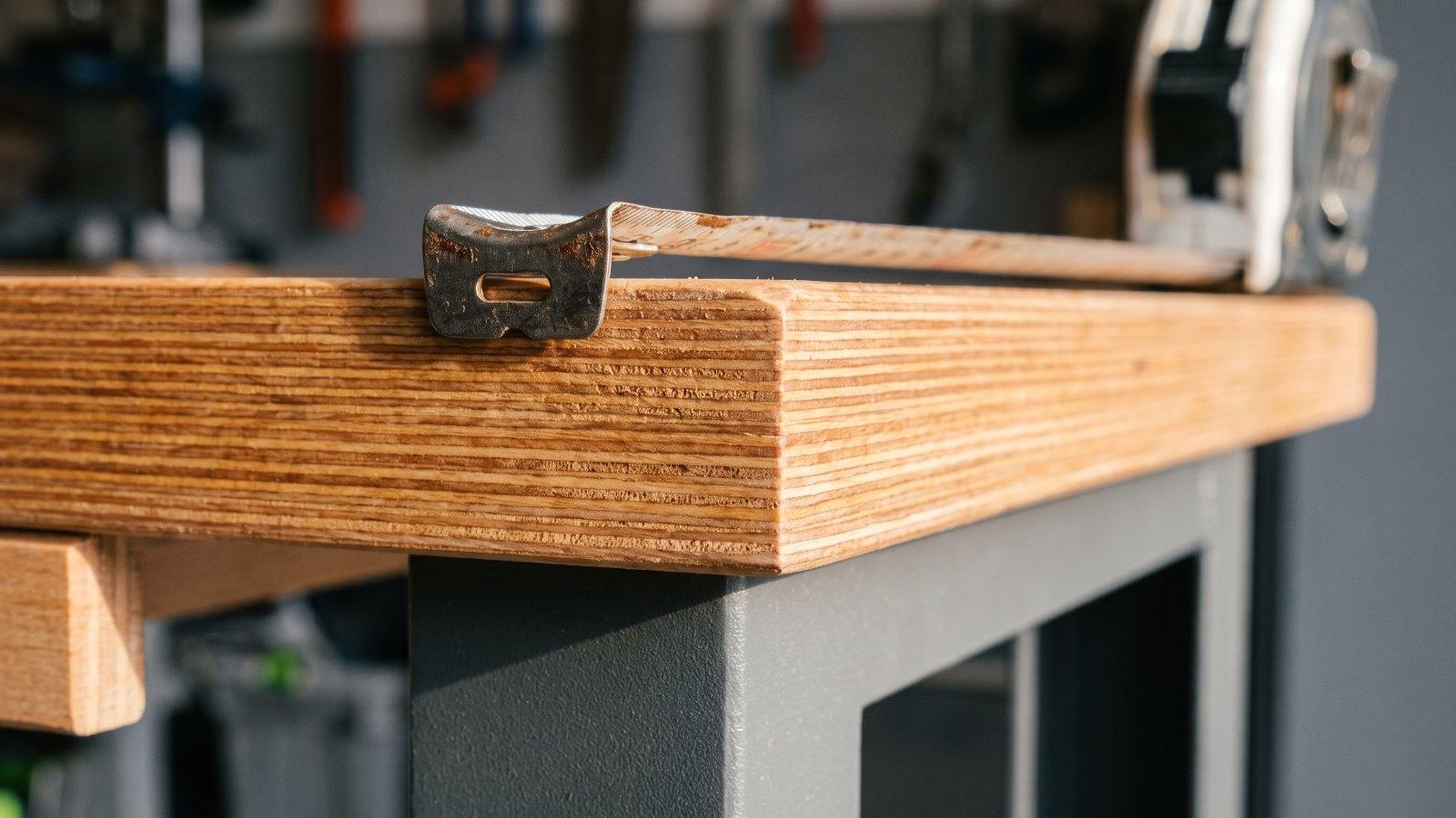 Tranche d'un plateau d'&eacute;tabli en multiplis de h&ecirc;tre de 40 mm d'&eacute;paisseur