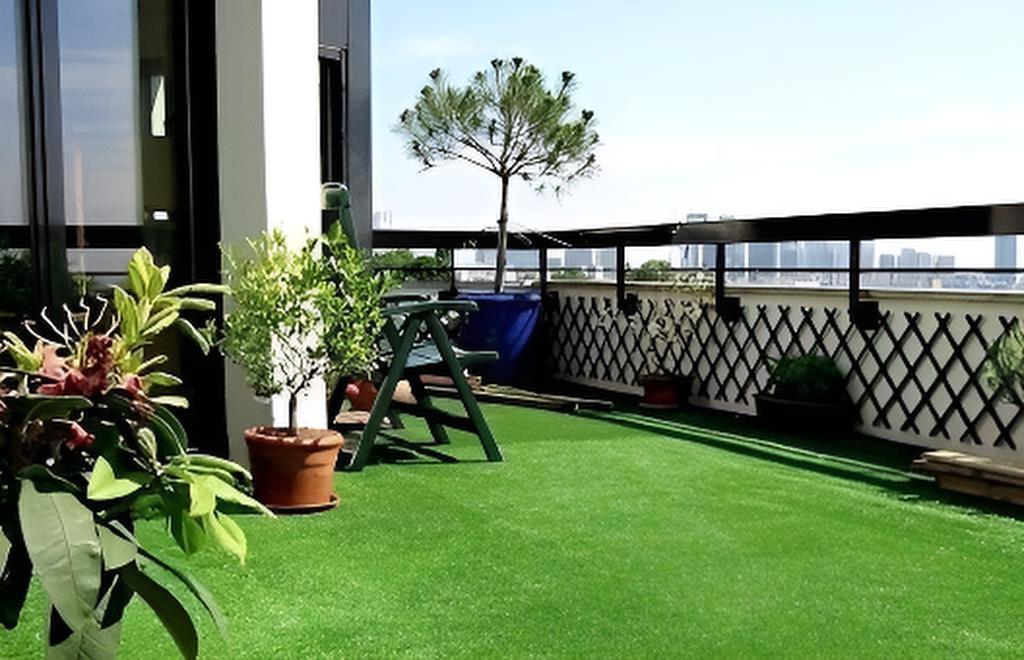 Gazon synthétique pour balcon : pose, prix et entretien en 2026