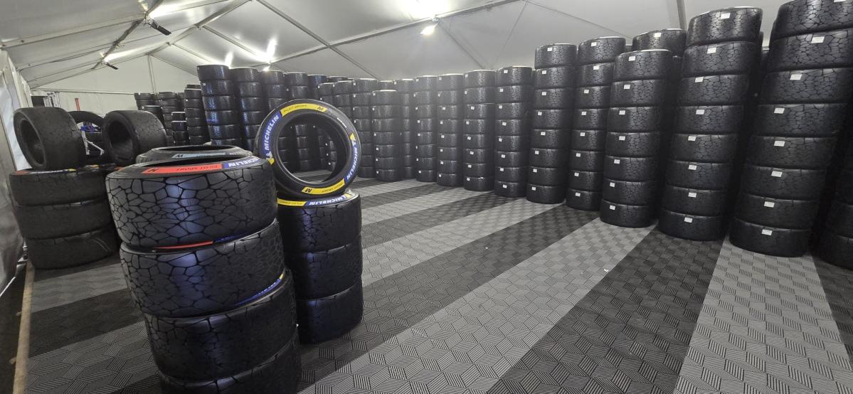 Dalles 3D cubiques dans le paddock des 24h du Mans 2026 : la réalisation ANC Dalle pour le stand Michelin