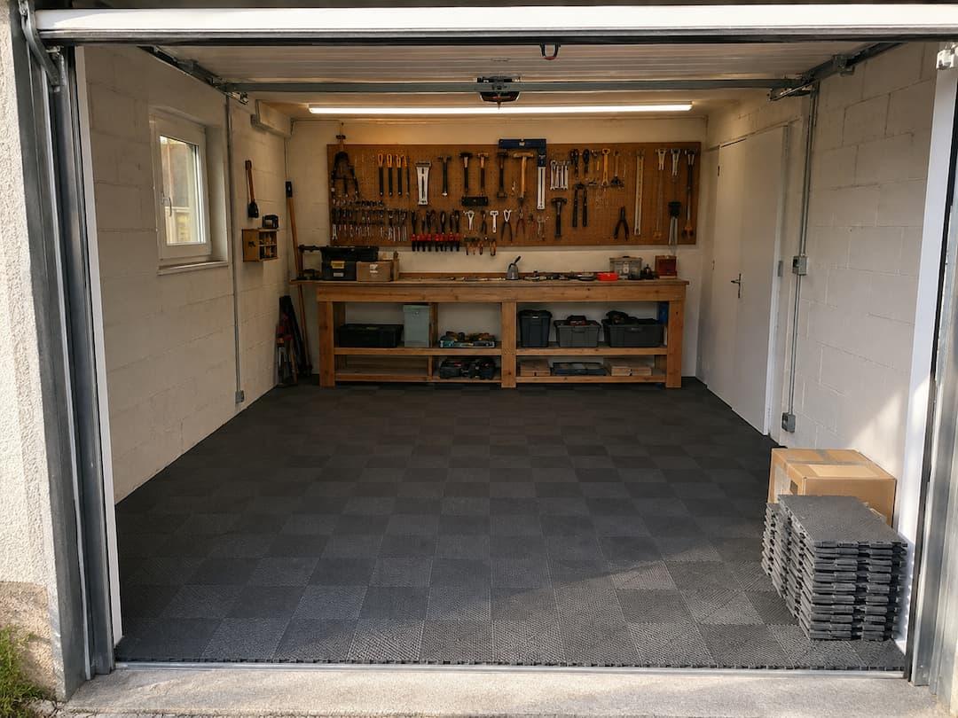Aménager son garage en atelier : le plan de zones, le sol et le budget réel