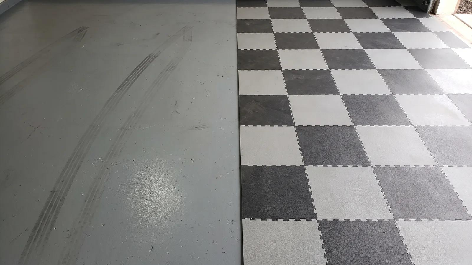 Sol de garage divis&eacute; en deux : peinture &eacute;poxy grise d'un c&ocirc;t&eacute;, dalles clipsables damier de l'autre