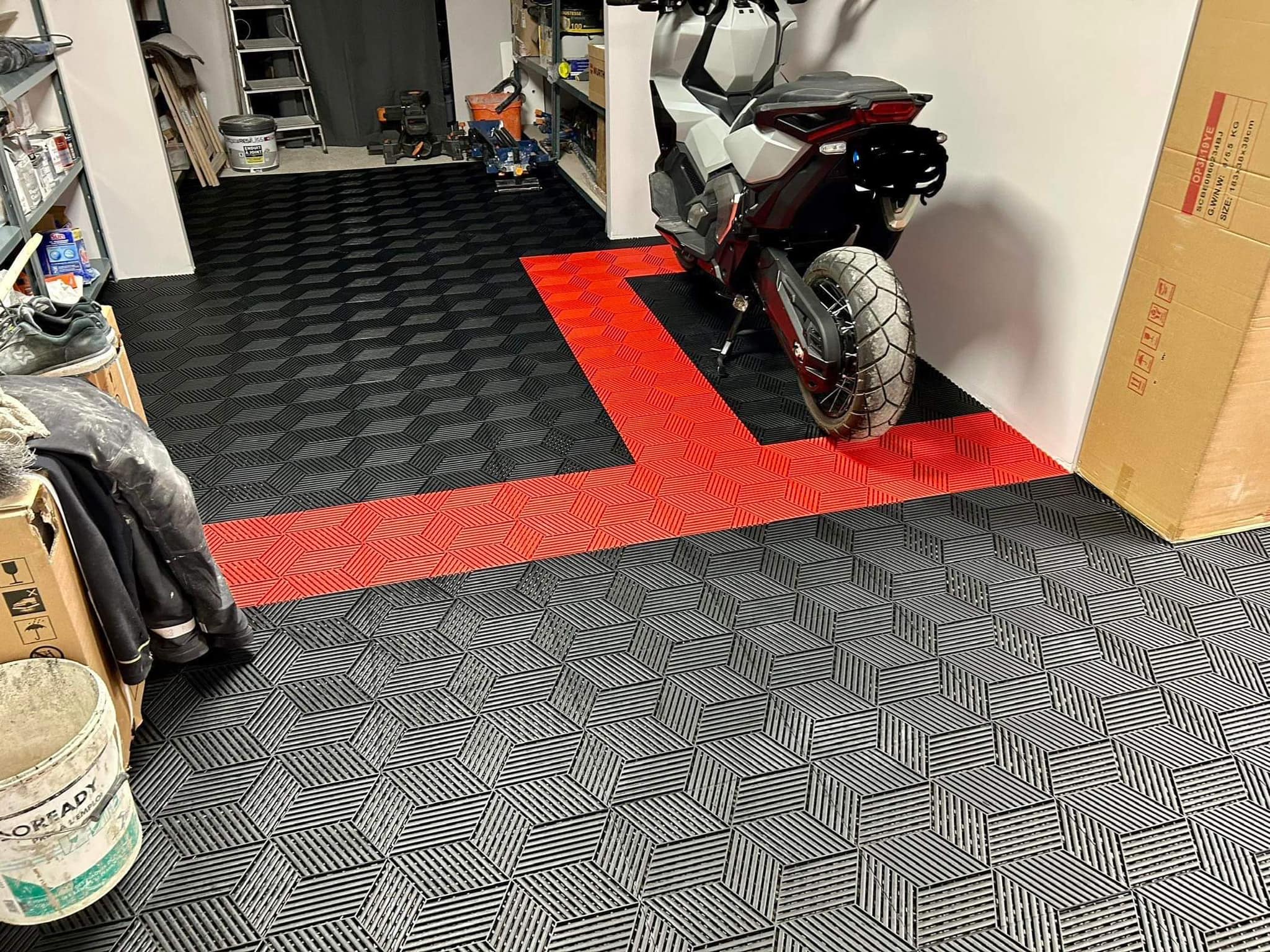 Tapis auto rouge en PVC effet métallisé