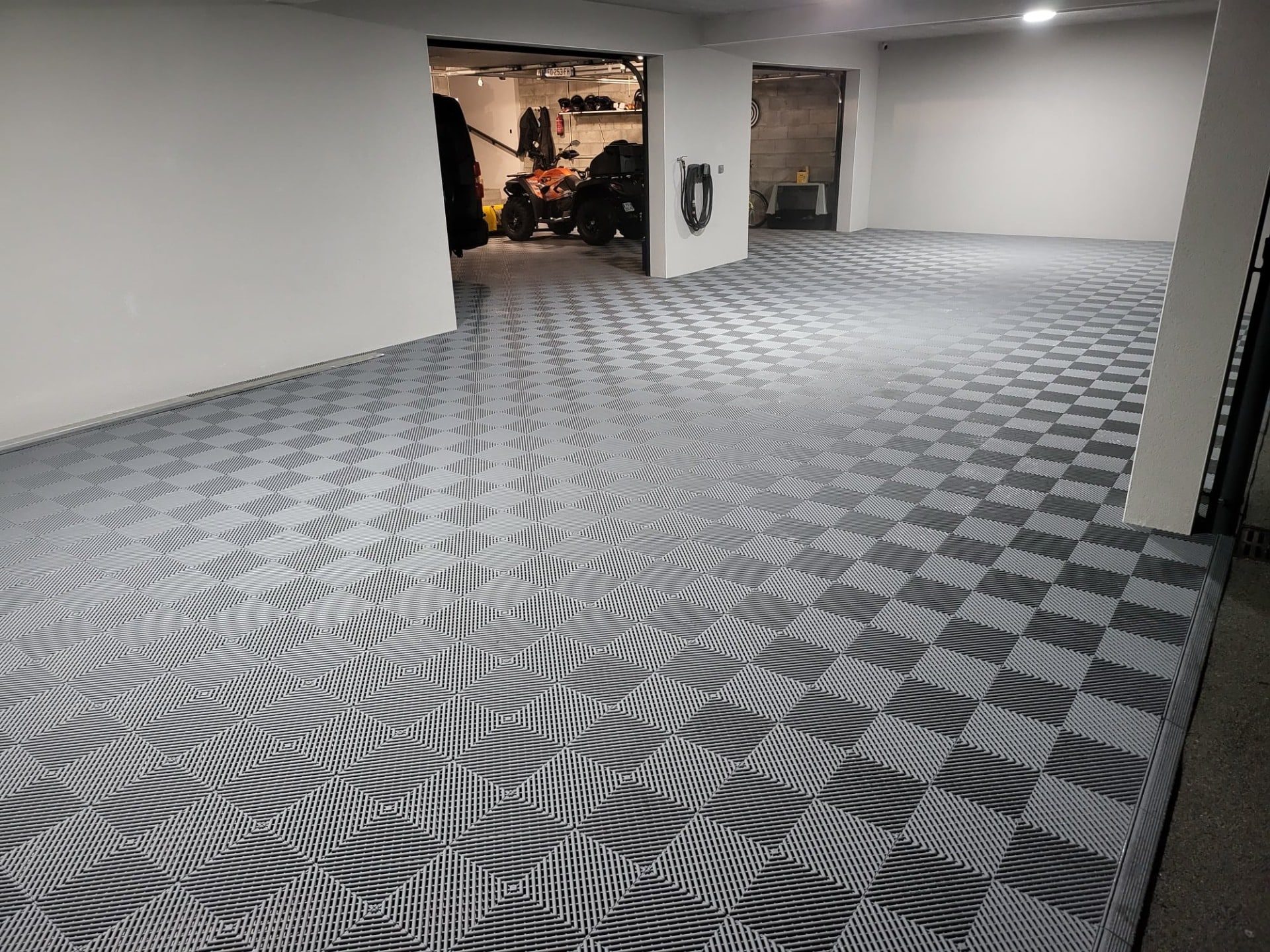 Dalle sol de garage effet damier gris clair - Dalle polypropylène