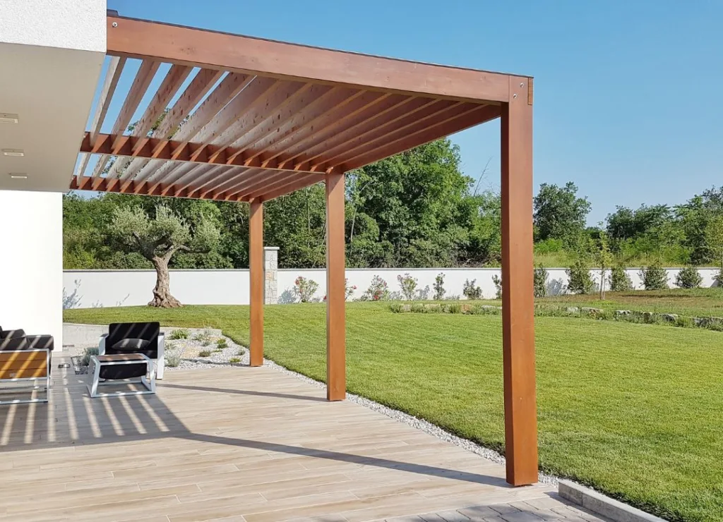 gazon synthétique et terrasse en bois
