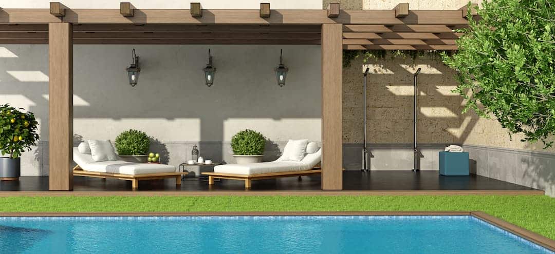 un jardin avec gazon synthétique et un autre avec dalles de sol.