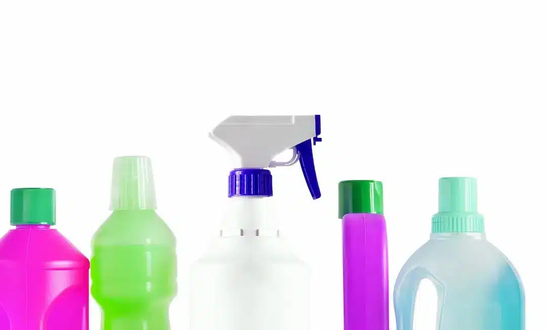Produit pour nettoyer les dalles amortissantes