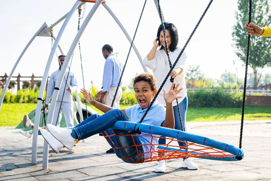 Dalles Absorbantes ou Gazon Synthétique : Le Meilleur Choix pour Votre Aire de Jeux