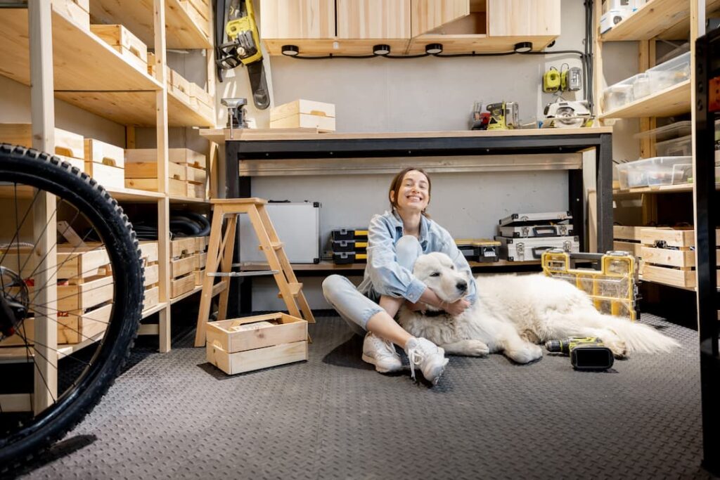 Femme avec un chien dans un atelier avec des dalles de sol antidérapantes