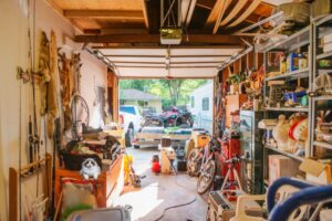 Garage avec un revêtement de sol en PVC durable, organisé avec des outils, vélos et équipements de rangement.