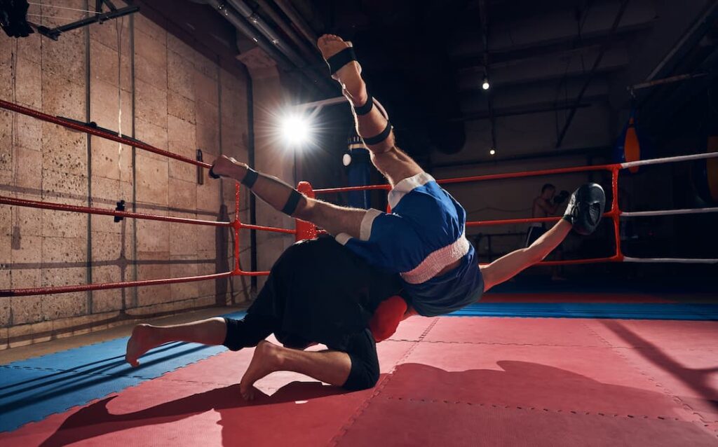 Lutteurs s’entraînant sur un tatami de lutte adaptés, garantissant confort et sécurité dans un ring professionnel.