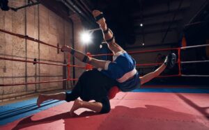 Lutteurs s’entraînant sur un tatami de lutte adaptés, garantissant confort et sécurité dans un ring professionnel.