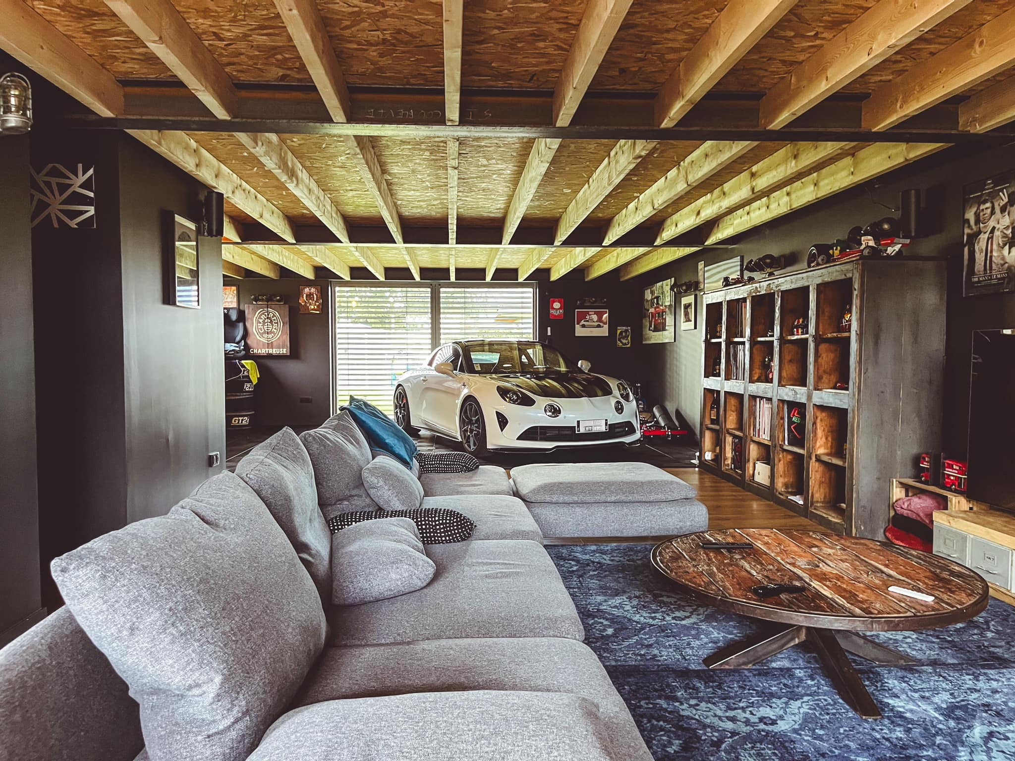 Exemple concret pour transformer son garage en pièce de vie moderne et chaleureuse.