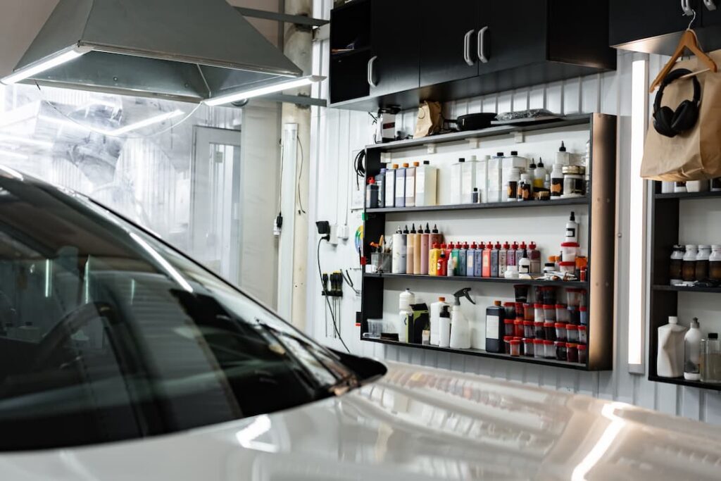 aménagement garage optimisé avec étagères murales et voiture stationnée