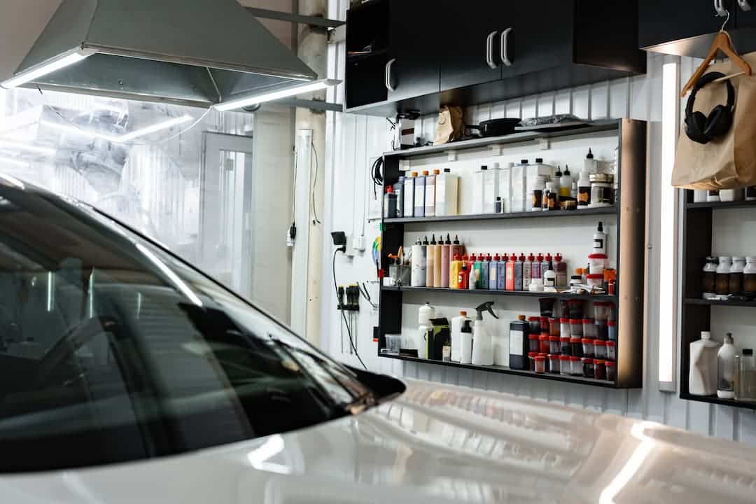 aménagement garage optimisé avec étagères murales et voiture stationnée