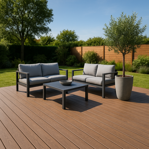 Illustration d’une terrasse en bois composite rénovée avec lames brunes, salon de jardin moderne en gris clair et végétation, montrant comment rénover une terrasse en bois composite.