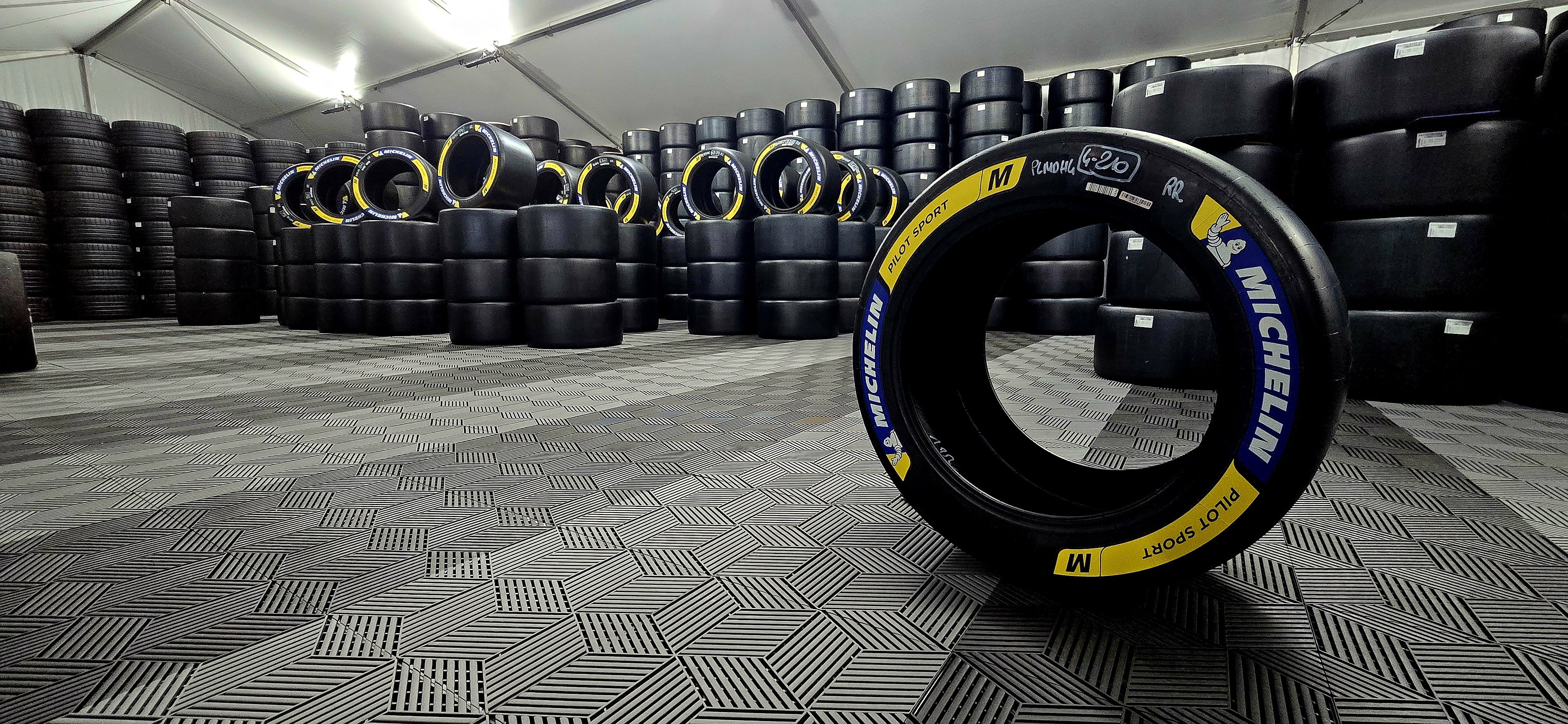 Stand Michelin aux 24 Heures du Mans 2025 avec sol en dalles 3D cubiques ANC Dalle