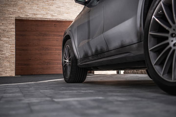 Comparatif carrelage pour garage ou dalle PVC. Ici on voit une voiture qui roule vers son garage. Le sol de sont garage est en pvc ou en carrelage ?