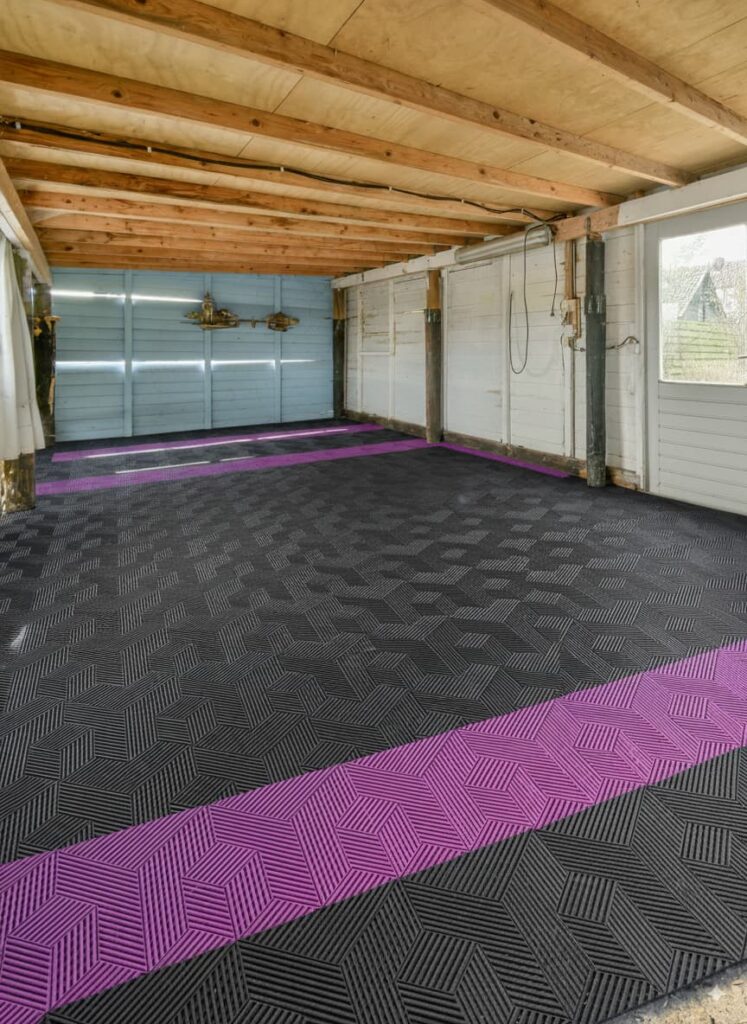 Dalles premium modulaires gris foncé et violet avec motif géométrique pour sol de garage.