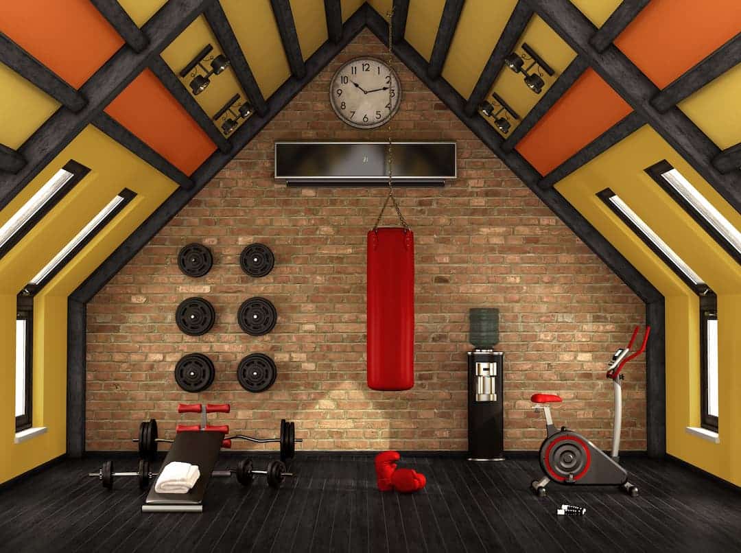 Salle de sport à domicile moderne, aménagée dans un espace mansardé, inspirée de l'optimisation d'un garage.