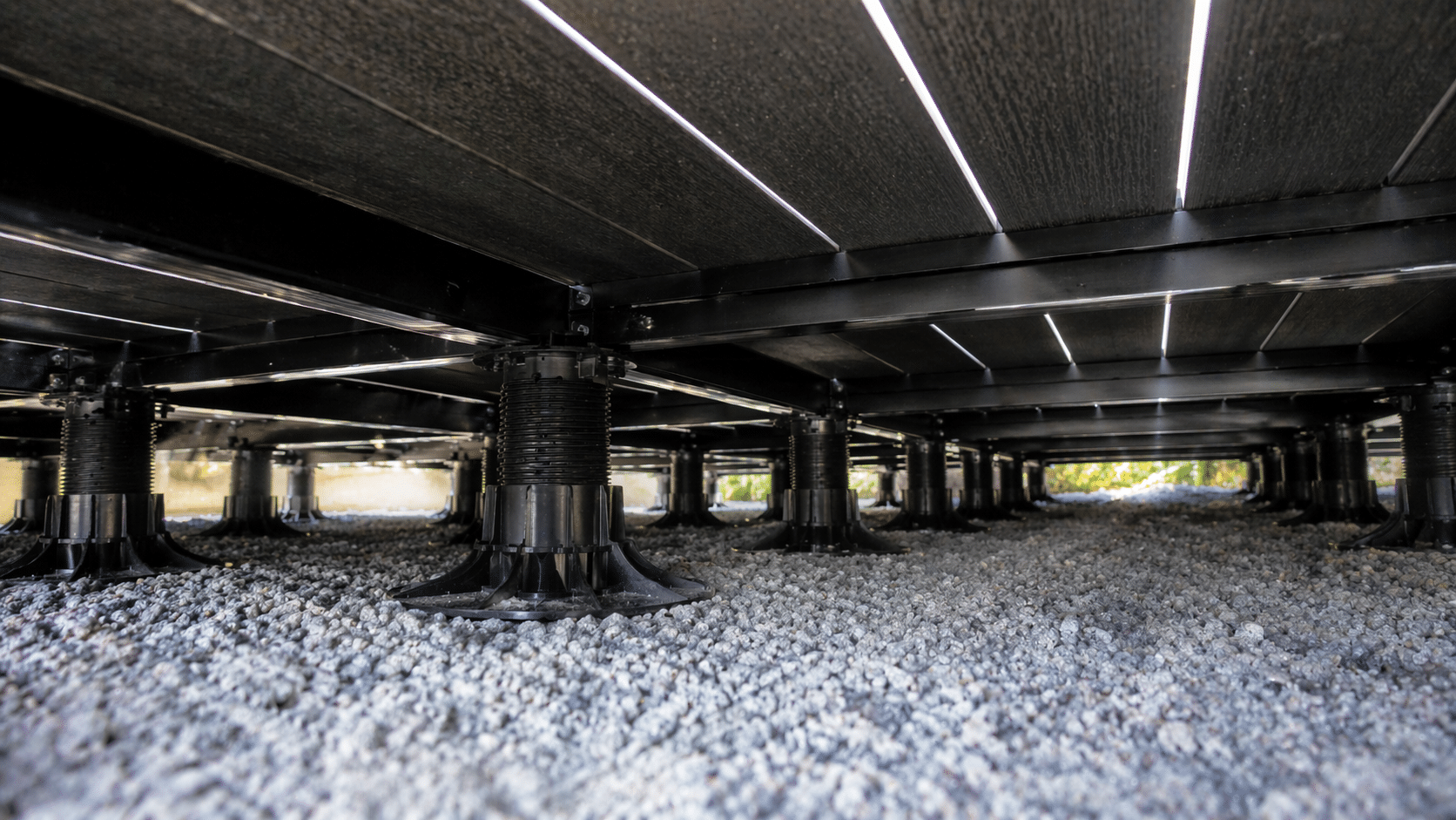 Vue sous une terrasse sur plot montrant l&rsquo;espace de drainage