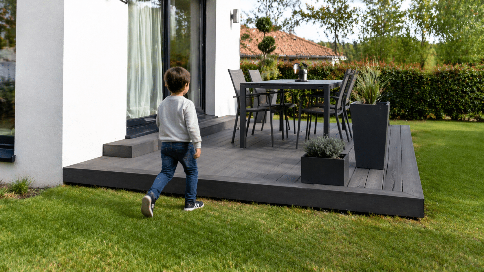 Terrasse sur plot avec marche d&rsquo;acc&egrave;s depuis la maison