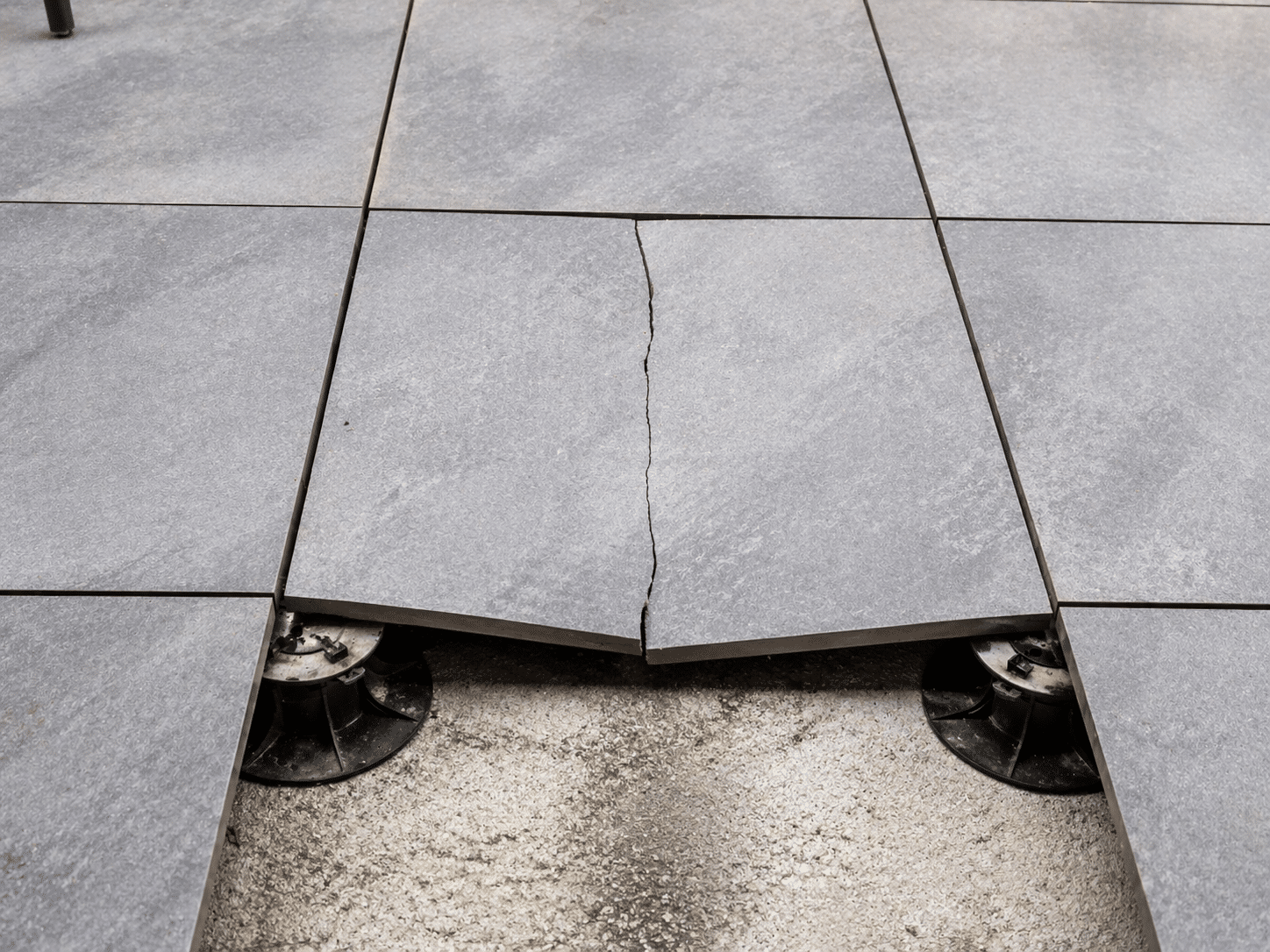 Dalle de terrasse fissur&eacute;e &agrave; cause de plots trop espac&eacute;s